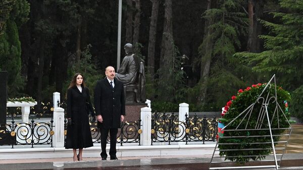 Prezident İlham Əliyev və birinci xanım Mehriban Əliyeva Ümummilli Lider Heydər Əliyevin məzarını ziyarət ediblər - Sputnik Azərbaycan