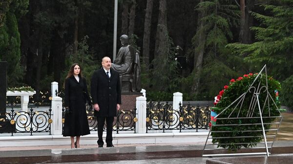 Ильхам Алиев и Мехрибан Алиева посетили могилу общенационального лидера Гейдара Алиева - Sputnik Азербайджан