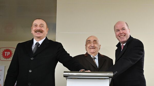 Ильхам Алиев принял участие в церемонии спуска на воду опорного блока нефтяной платформы  - Sputnik Азербайджан