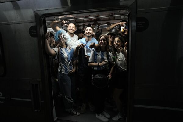 Metrodakı azarkeşlər Argentinanın Xorvatiya üzərində qələbəsini və 2022-ci il dünya çempionatının finalına yüksəlməsini qeyd edirlər. - Sputnik Azərbaycan