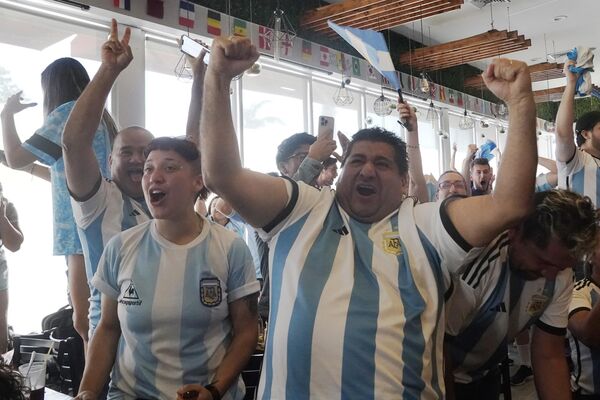 Futbol azarkeşləri Argentinanın Xorvatiya üzərində qələbəsini və 2022-ci il dünya çempionatının finalına yüksəlməsini qeyd edirlər. - Sputnik Azərbaycan