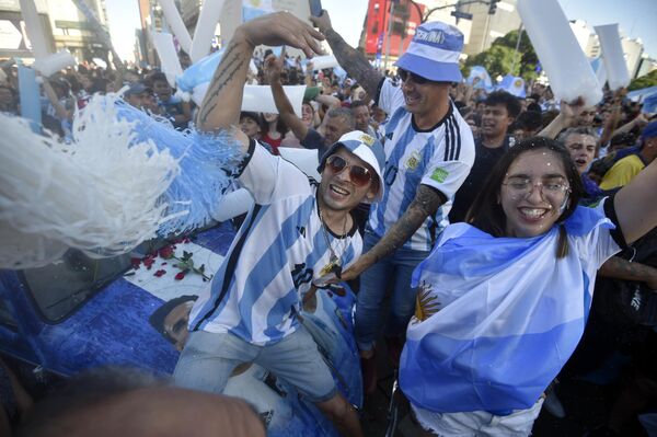 Futbol azarkeşləri Argentinanın Xorvatiya üzərində qələbəsini və 2022-ci il dünya çempionatının finalına yüksəlməsini qeyd edirlər. - Sputnik Azərbaycan