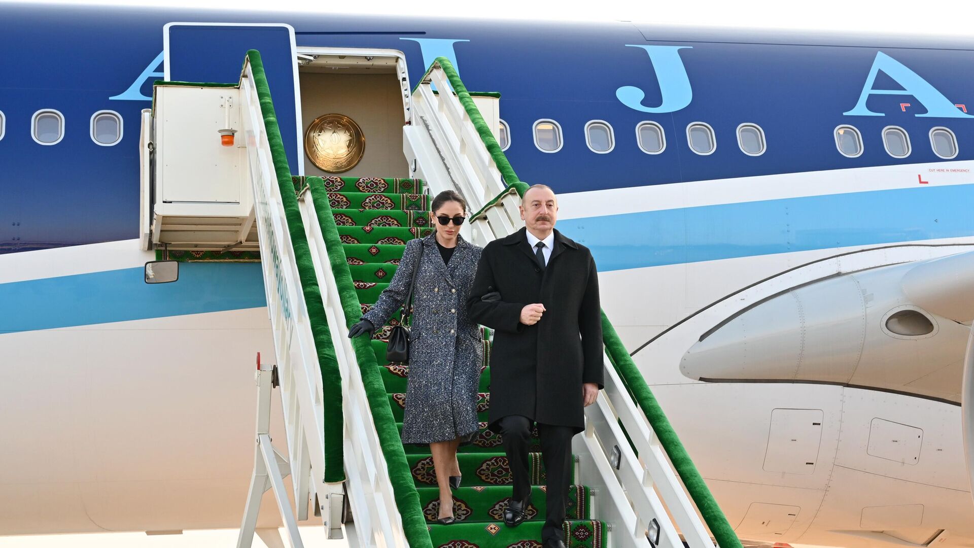 Ильхам Алиев прибыл с рабочим визитом в Туркменистан - Sputnik Азербайджан, 1920, 14.12.2022