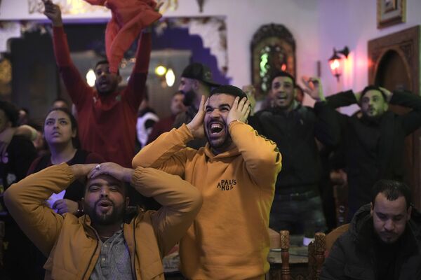 Болельщики Марокко смотрят полуфинальный матч ЧМ-2022 в Катаре между сборными Франции и Марокко. - Sputnik Азербайджан