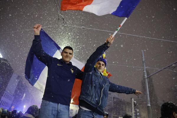 Французские фанаты празднуют победу сборной над командой Марокко в полуфинальном матче ЧМ-2022. - Sputnik Азербайджан