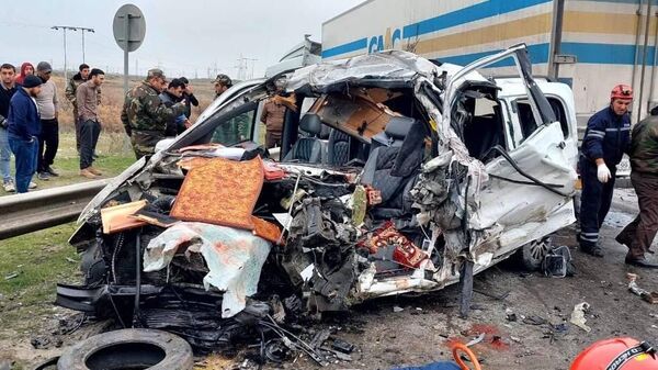 Попавший в ДТП в Сиязане микроавтобус - Sputnik Азербайджан