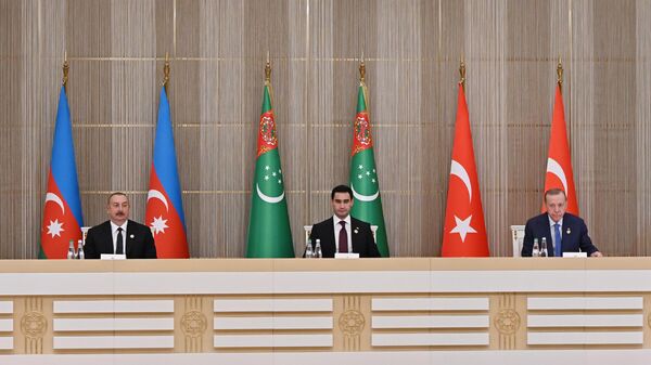 Церемония подписания документов по итогам трехстороннего саммита Азербайджан- Турция-Туркменистан - Sputnik Азербайджан