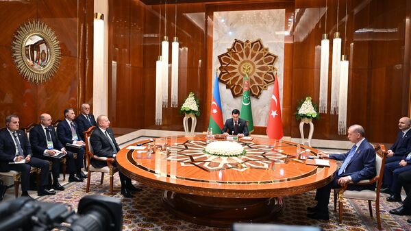 Состоялась встреча президентов Азербайджана, Турции и Туркменистана в расширенном составе - Sputnik Азербайджан