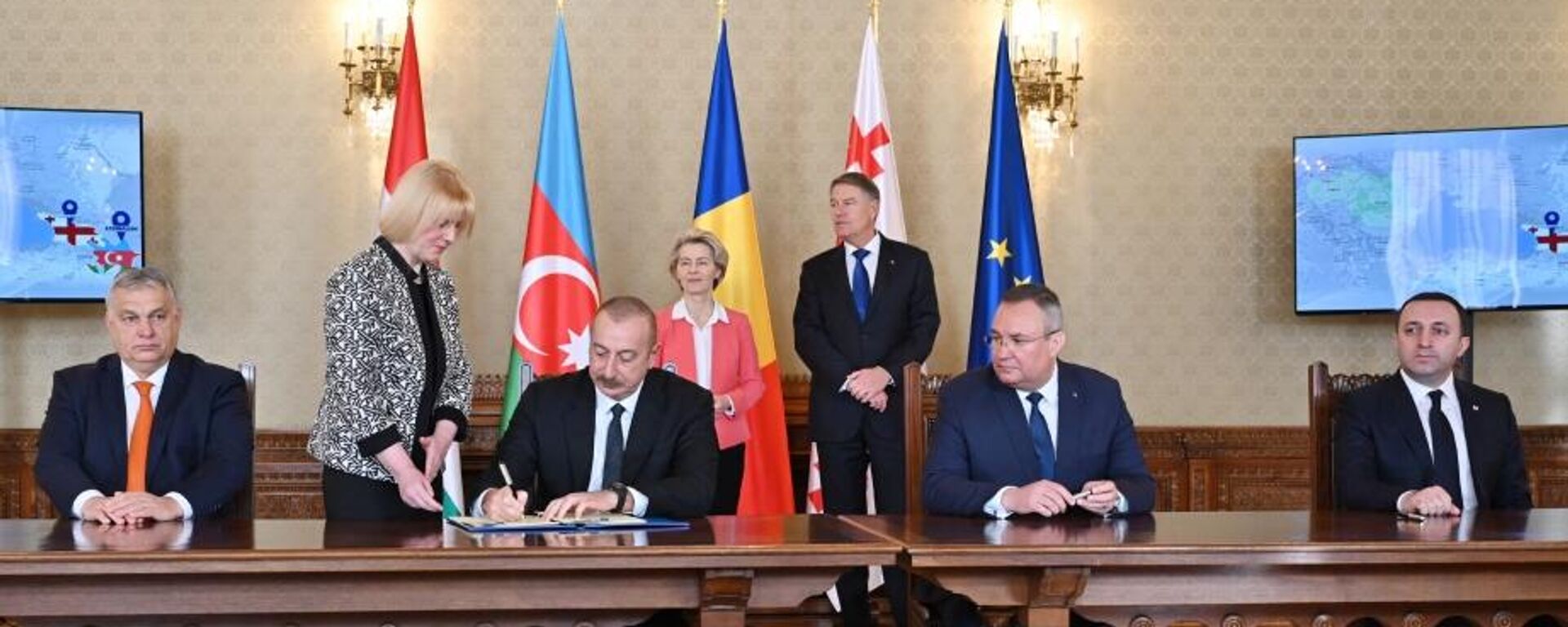 Ильхам Алиев подписал в Бухаресте соглашение о партнерстве в области зеленой энергии  - Sputnik Азербайджан, 1920, 17.12.2022