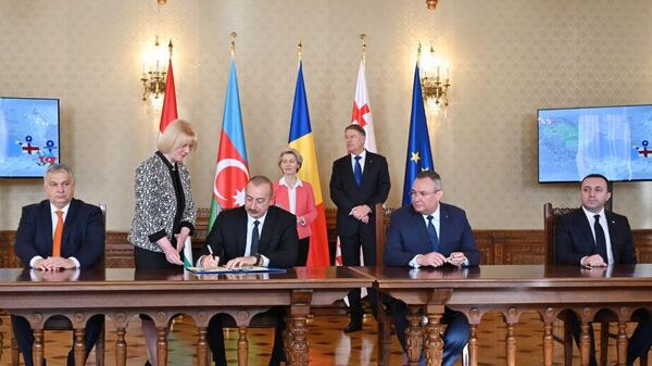 Ильхам Алиев подписал в Бухаресте соглашение о партнерстве в области зеленой энергии  - Sputnik Азербайджан