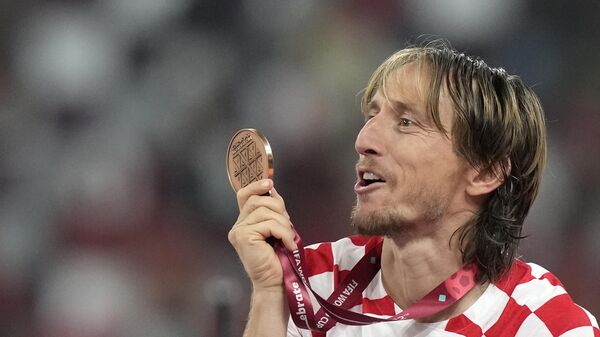 Лука Модрич показывает бронзовую медаль ЧМ-2022. - Sputnik Азербайджан
