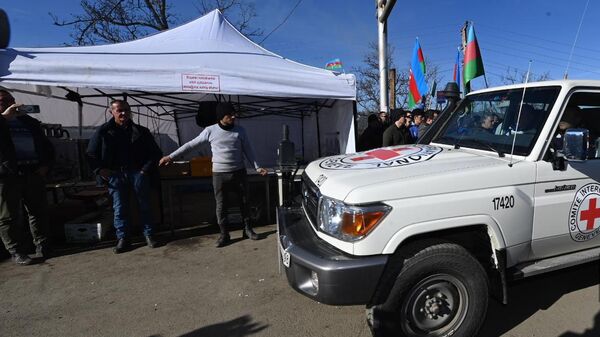 Кортеж автомобилей Международного комитета красного креста (МККК) и карета скорой помощи проезжает из Ханкенди в сторону Лачына - Sputnik Азербайджан