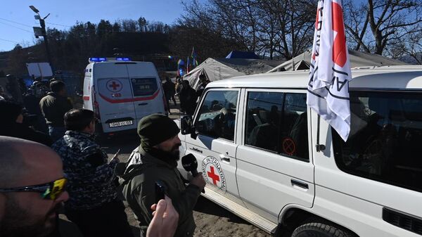 Кортеж автомобилей Международного комитета красного креста (МККК) и карета скорой помощи проезжает из Ханкенди в сторону Лачына - Sputnik Azərbaycan