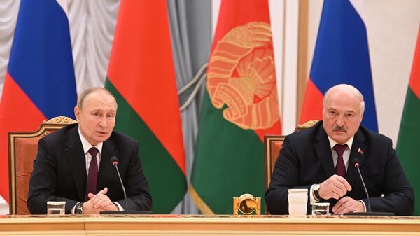 Президент РФ Владимир Путин и президент Белоруссии Александр Лукашенко во время встречи в Минске в расширенном составе - Sputnik Азербайджан