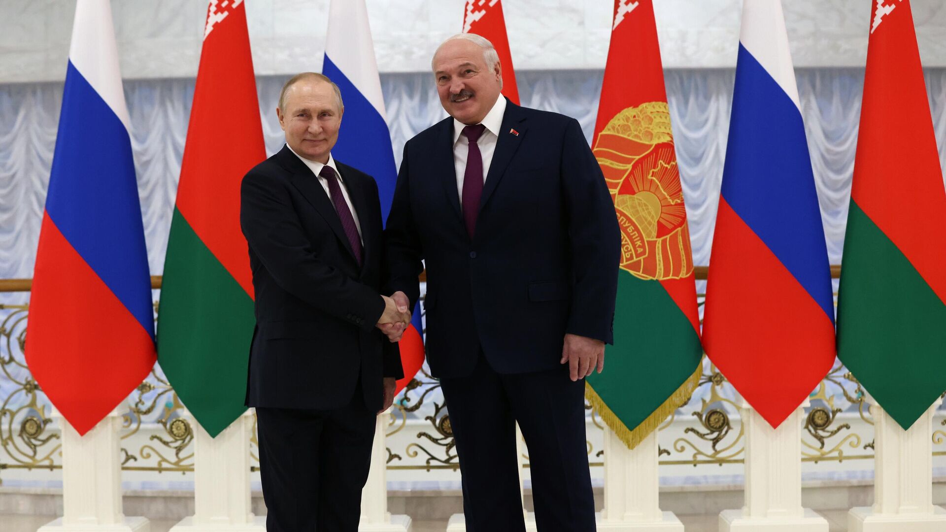 Президент РФ Владимир Путин и президент Белоруссии Александр Лукашенко (справа) перед переговорами в Минске - Sputnik Азербайджан, 1920, 05.02.2023