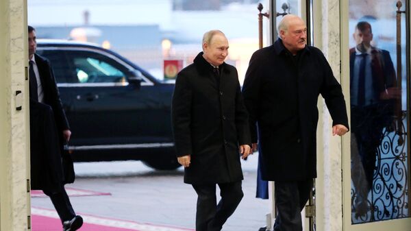 Президент РФ Владимир Путин и президент Белоруссии Александр Лукашенко (справа) перед переговорами в Минске - Sputnik Азербайджан
