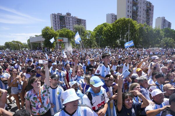Аргентинцы празднуют победу на чемпионате мира по футболу 2022 года в Катаре. - Sputnik Азербайджан