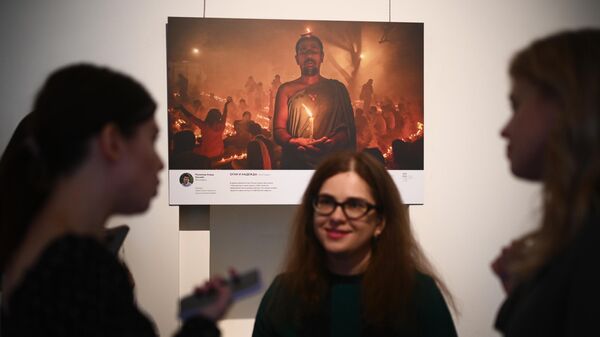 Посетители на открытии выставки победителей Международного конкурса фотожурналистики имени Андрея Стенина - Sputnik Азербайджан