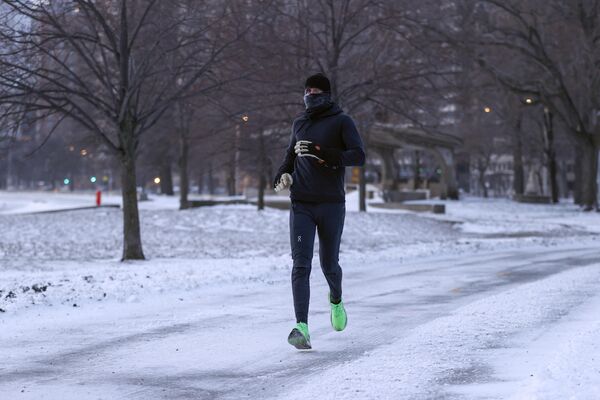 Мужчина бежит по заснеженному берегу озера Мичиган, Чикаго. - Sputnik Азербайджан