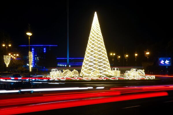 Елка на площади Азнефти в Баку. - Sputnik Азербайджан