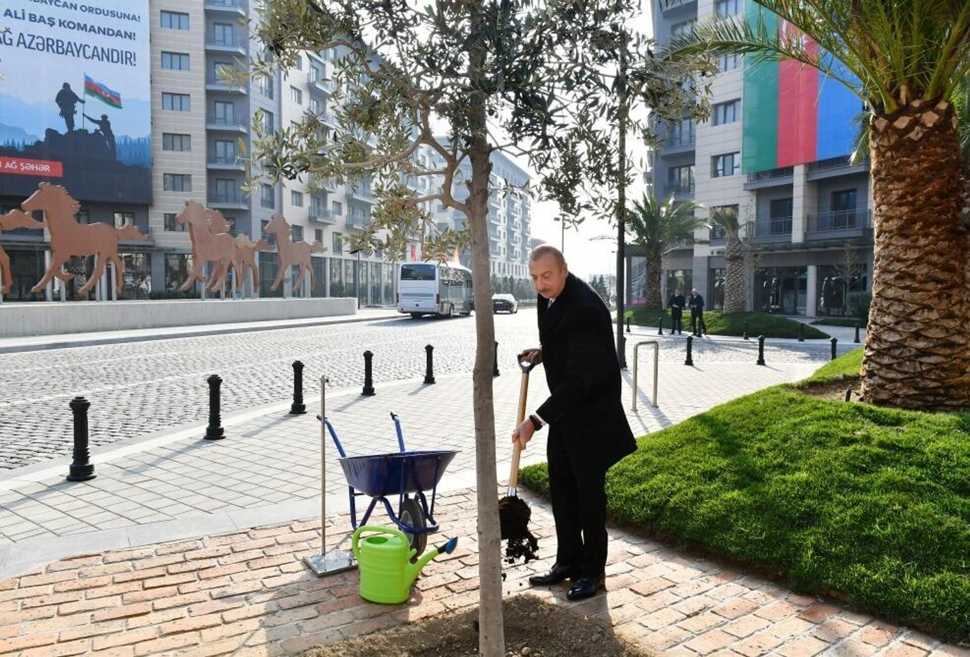 Президент Ильхам Алиев в Центральном парковом квартале Белого города Баку - Sputnik Азербайджан, 1920, 27.12.2022