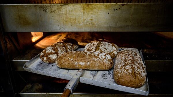 Выпечка хлеба, фото из архива - Sputnik Азербайджан