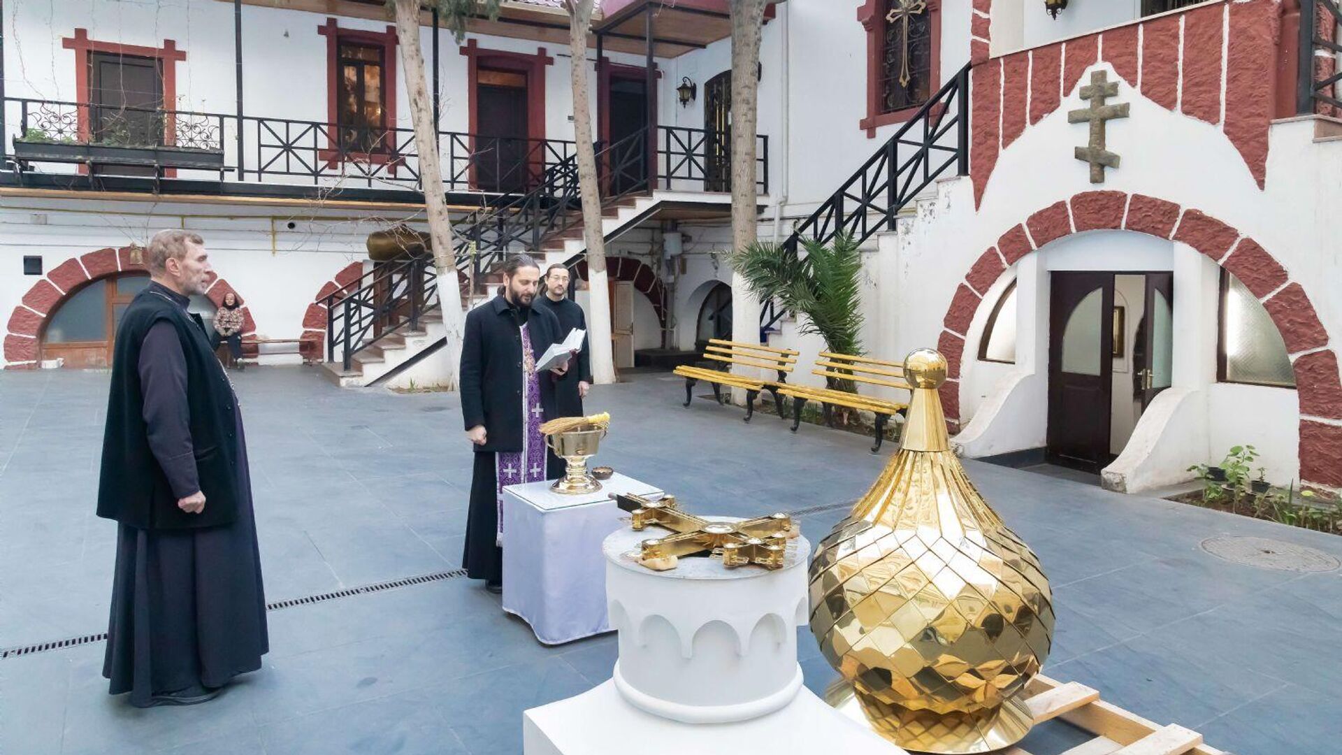 На Иордань храма Архангела Михаила установлены золоченый крест и купол - Sputnik Азербайджан, 1920, 29.12.2022