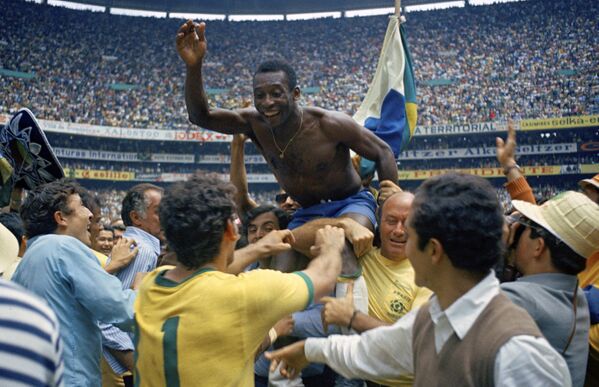 Футболисты поднимают Пеле на плечи после того, как Бразилия выиграла финал чемпионата мира против Италии со счетом 4: 1 на стадионе «Ацтека» в Мехико, 21 июня 1970 года. - Sputnik Азербайджан