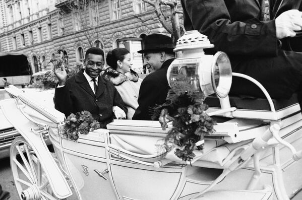 Легенда бразильского футбола Пеле вместе с невестой Роземери машет поклонникам в Зальцбурге, Австрия, 25 февраля 1966 года. - Sputnik Азербайджан