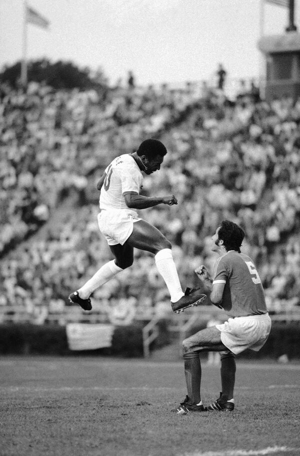 Пеле во время матча между «Космосом» и «Торонто Метро-Хорватия» на стадионе «Даунинг» в Нью-Йорке, 19 июня 1975 года. - Sputnik Азербайджан