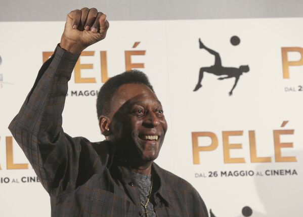 Легенда бразильского футбола Эдсон Арантес ду Насимьенто, более известный как «Пеле»,  во время фотосессии фильма «Пеле» в Милане, Италия, в среду, 25 мая 2016 года. - Sputnik Азербайджан
