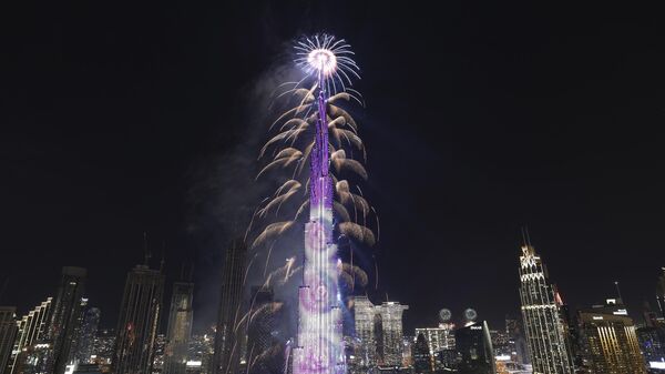 Дубай встречает Новый год грандиозным фейерверком - Sputnik Азербайджан
