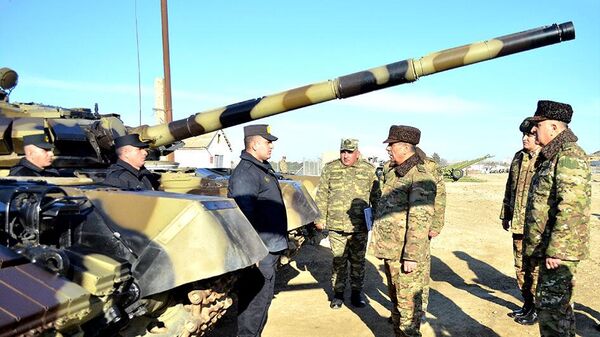 Глава Минобороны АР проверил боеготовность ряда воинских частей - Sputnik Азербайджан