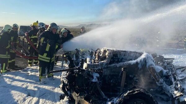 Bakı-Qazax yolunun 55-ci km-də yol-nəqliyyat hadisəsi nəticəsində baş vermiş yanğın - Sputnik Azərbaycan