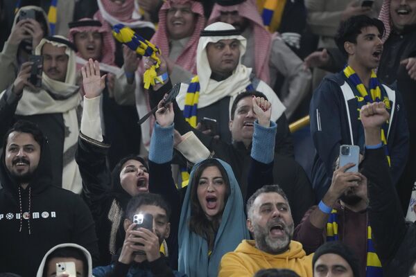 Саудовские болельщики приветствуют Криштиану Роналду во время его первой тренировки после официального представления в качестве нового члена футбольного клуба «Аль-Наср» в Эр-Рияде, Саудовская Аравия - Sputnik Азербайджан
