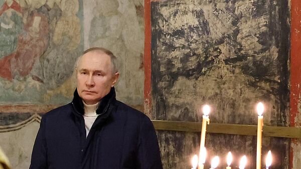 Президент РФ В. Путин посетил Рождественское богослужение - Sputnik Азербайджан