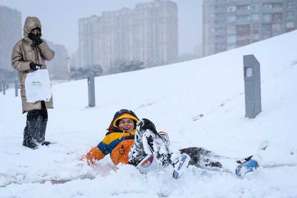 Первый снег в Баку в 2023 году. - Sputnik Азербайджан