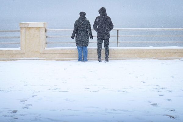 Первый снег в Баку в 2023 году. - Sputnik Азербайджан