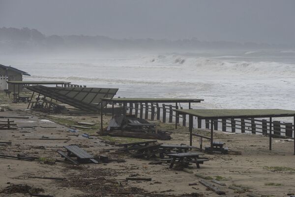Пляж Сиклифф Стейт Бич после в Аптосе после сильного шторма, штат Калифорния. - Sputnik Азербайджан