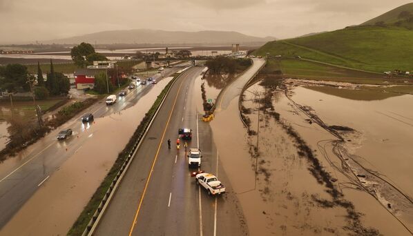 Шоссе 101 закрыто из-за наводнения в Гилрое, штат Калифорния. - Sputnik Азербайджан