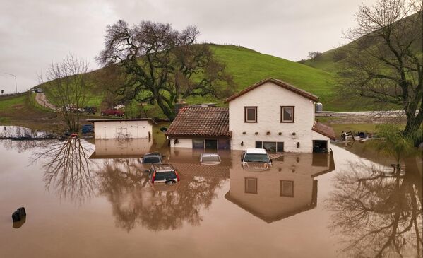 Затопленный дом в Гилрое, штат Калифорния. - Sputnik Азербайджан