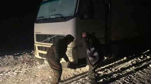 Спасен водитель-азербайджанец, столкнувшийся с угрозой замерзания в Казахстане - Sputnik Азербайджан