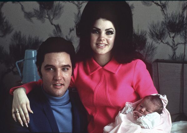 Элвис Пресли вместе с женой Присциллой и дочерью Лизой Мари в палате баптистской больницы в Мемфисе, штат Теннесси, 5 февраля 1968 года. - Sputnik Азербайджан