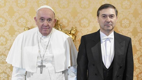 Папа Франциск и посол Азербайджана в Ватикане Ильгар Мухтаров - Sputnik Азербайджан