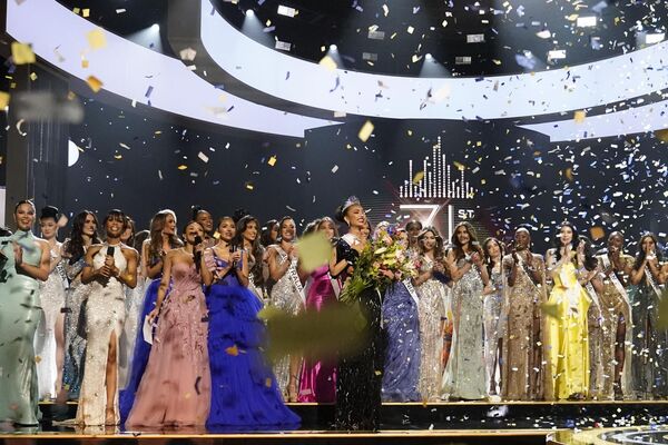 Мисс США Р&#x27;Бонни Габриэль выходит на сцену после коронации на конкурсе «Мисс Вселенная» в Новом Орлеане. - Sputnik Азербайджан