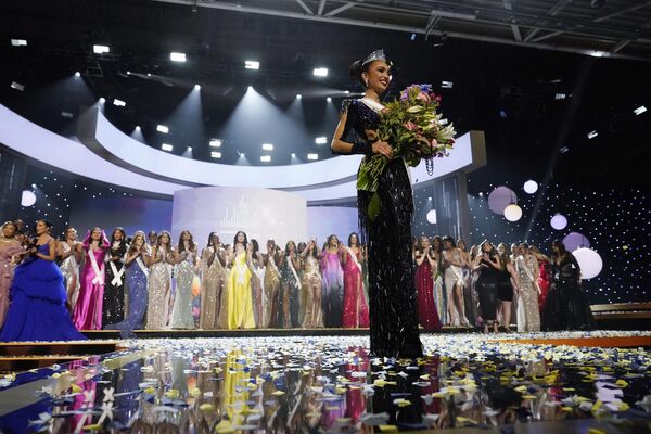 Мисс США Р&#x27;Бонни Габриэль выходит на сцену после коронации на конкурсе «Мисс Вселенная» в Новом Орлеане. - Sputnik Азербайджан