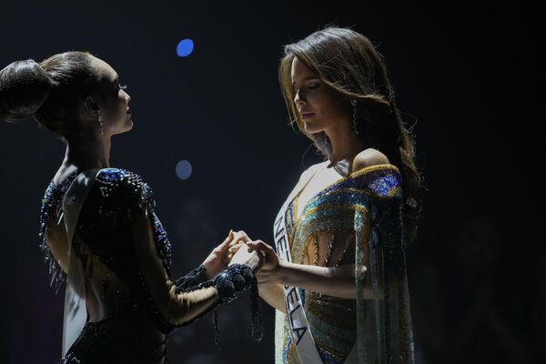 Мисс США Р&#x27;Бонни Габриэль (слева) и Мисс Венесуэла Аманда Дудамель ждут, чтобы узнать, кто из них будет коронован на конкурсе «Мисс Вселенная» в Новом Орлеане. - Sputnik Азербайджан