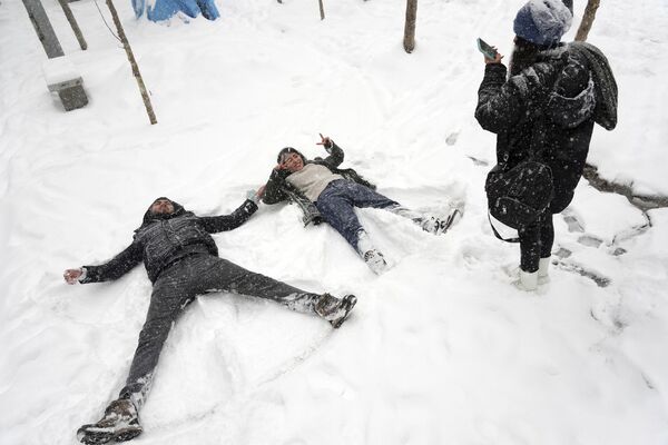 Жители во время снегопада в Тегеране. - Sputnik Азербайджан