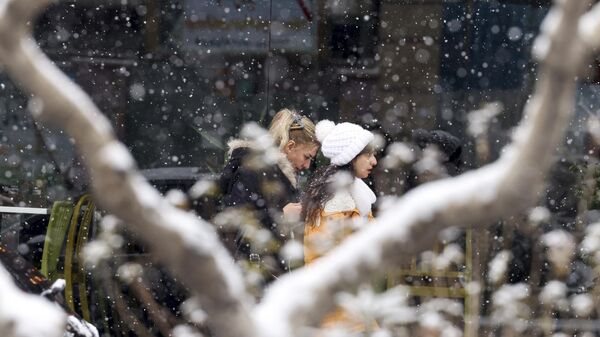 Жители во время снегопада в Тегеране  - Sputnik Азербайджан