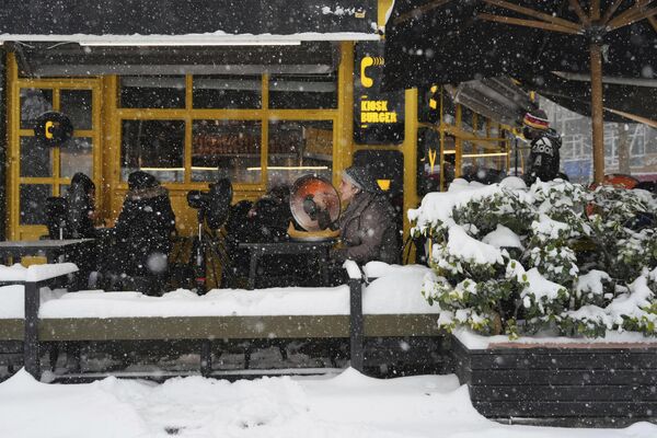 Жители у ресторана во время снегопада в Тегеране. - Sputnik Азербайджан